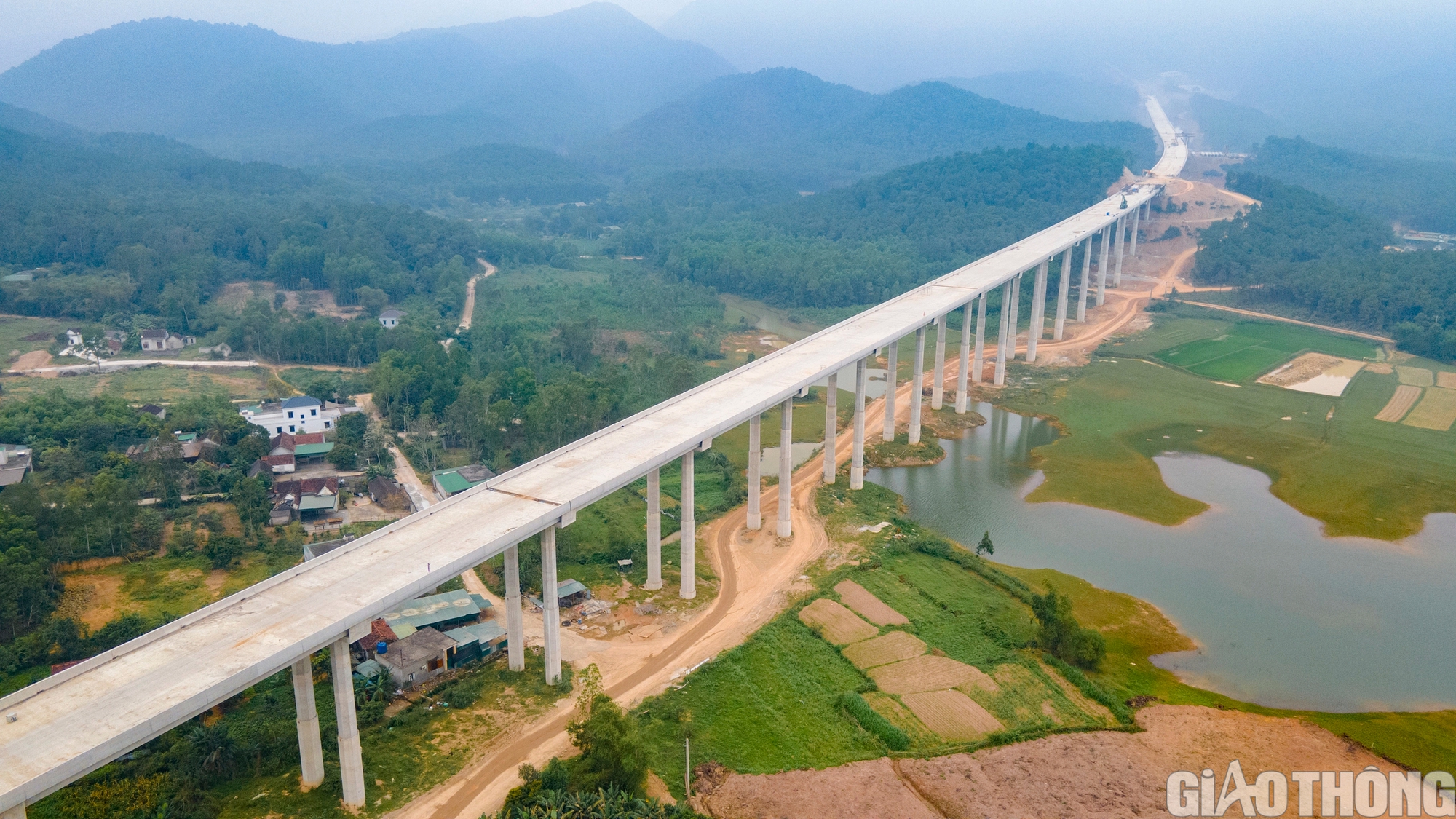 Cho&aacute;ng ngợp 4 cầu cạn xuy&ecirc;n rừng lớn nhất cao tốc Diễn Ch&acirc;u - B&atilde;i Vọt về đ&iacute;ch dịp 30/4- Ảnh 22.