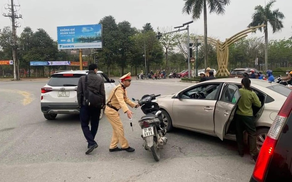 Vụ lấy mũ bảo hiểm đập vỡ k&iacute;nh &ocirc; t&ocirc; sau va chạm: Người nh&agrave; nữ qu&acirc;n nh&acirc;n n&oacute;i g&igrave;?