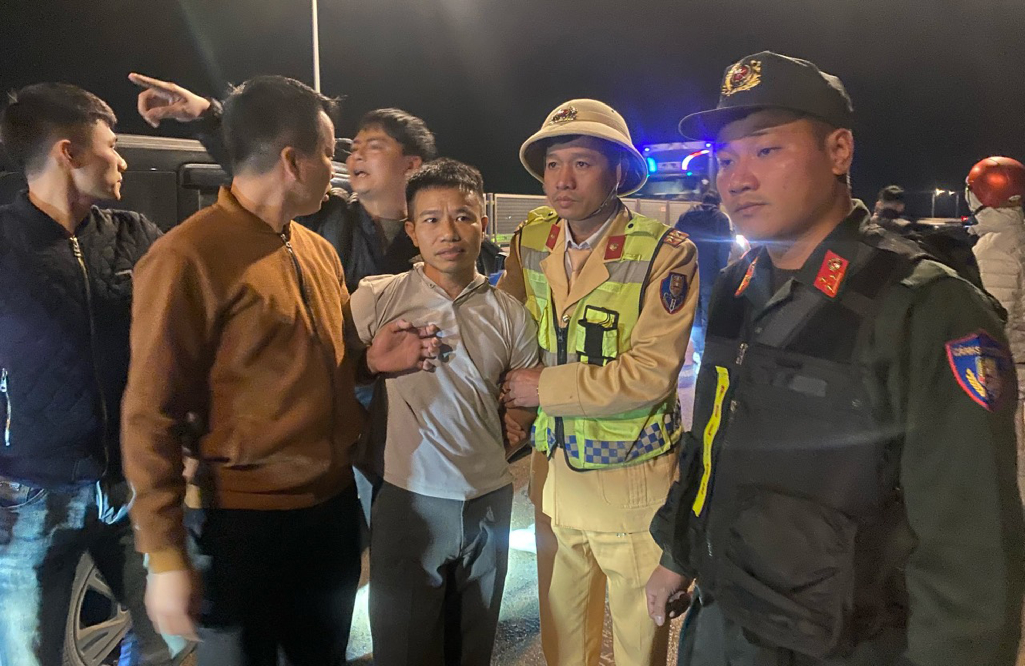 Phút giáp mặt tài xế chở 15 bánh heroin trên cao tốc- Ảnh 1. Phút giáp mặt tài xế chở 15 bánh heroin trên cao tốc- Ảnh 1.