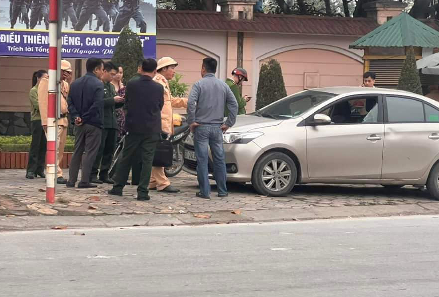 Người h&ugrave;ng hổ đập ph&aacute; k&iacute;nh xe &ocirc; t&ocirc; sau va chạm giao th&ocirc;ng l&agrave; c&aacute;n bộ hải quan- Ảnh 3.