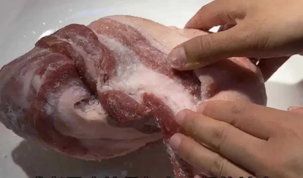 Đầu bếp kh&aacute;ch sạn chỉ mẹo r&atilde; đ&ocirc;ng, sau 5 ph&uacute;t miếng thịt tr&ocirc;ng như mới mua- Ảnh 3.