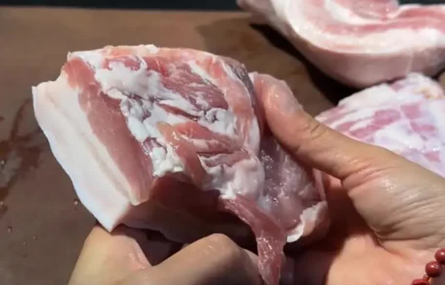 Đầu bếp kh&aacute;ch sạn chỉ mẹo r&atilde; đ&ocirc;ng, sau 5 ph&uacute;t miếng thịt tr&ocirc;ng như mới mua- Ảnh 6.