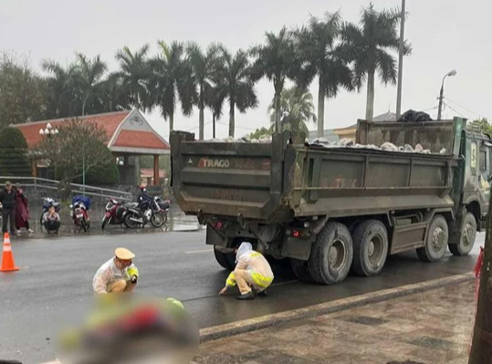 Va chạm với xe ben, học sinh tiểu học tử vong thương t&acirc;m- Ảnh 1.