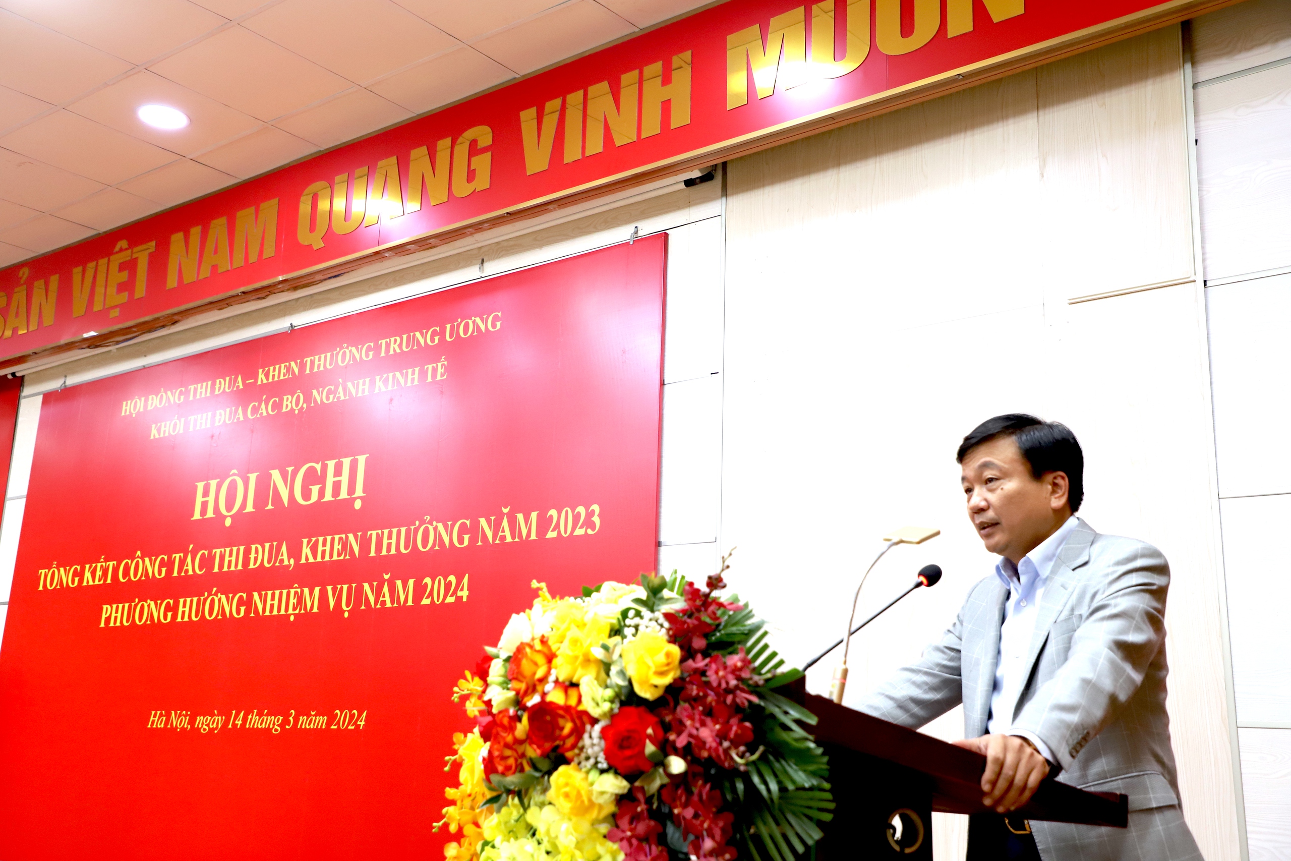 Đẩy mạnh c&ocirc;ng t&aacute;c thi đua, khen thưởng khối c&aacute;c bộ, ng&agrave;nh kinh tế- Ảnh 1.