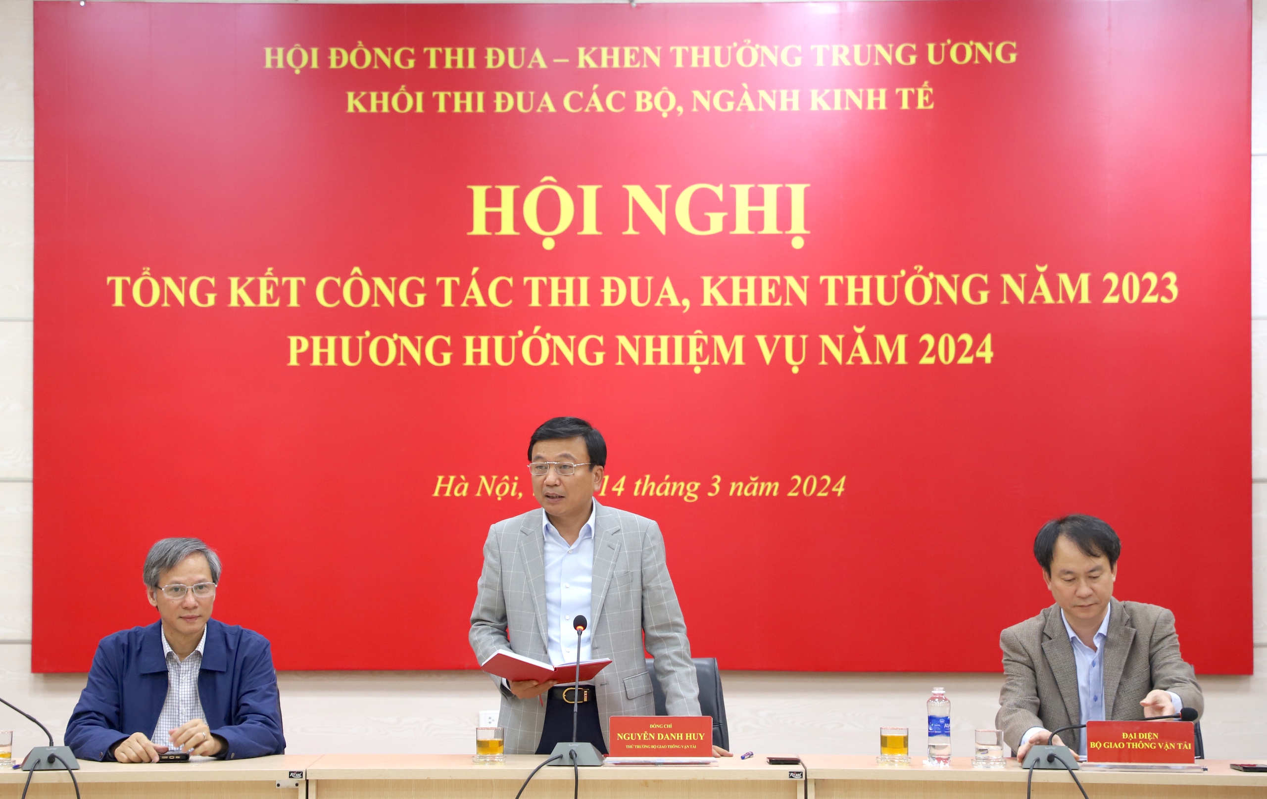 Đẩy mạnh c&ocirc;ng t&aacute;c thi đua, khen thưởng khối c&aacute;c bộ, ng&agrave;nh kinh tế- Ảnh 4.