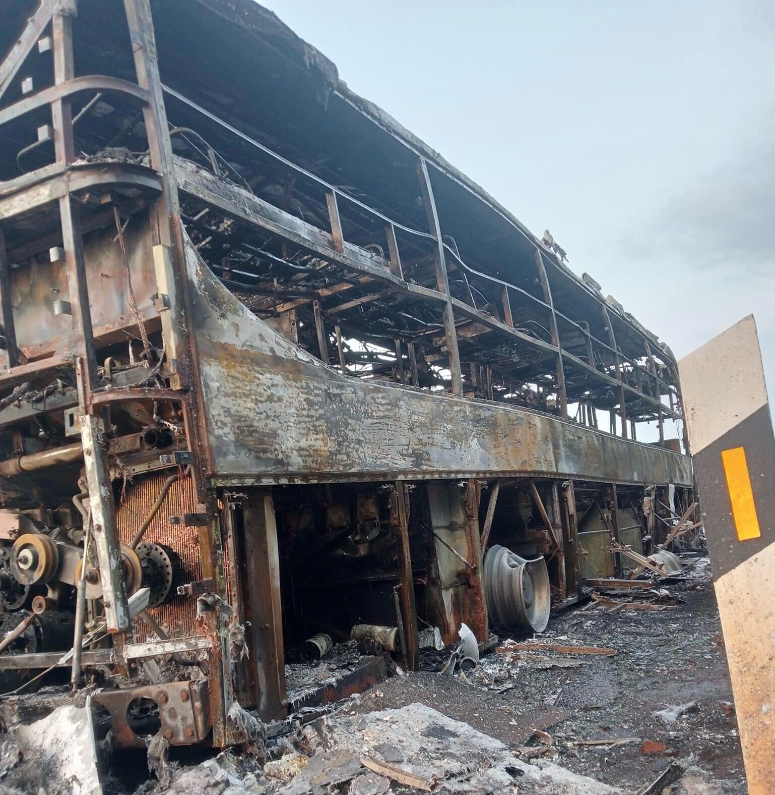 Xe kh&aacute;ch ch&aacute;y rụi, trơ khung l&uacute;c rạng s&aacute;ng tr&ecirc;n cao tốc Phan Thiết - Dầu Gi&acirc;y- Ảnh 1.