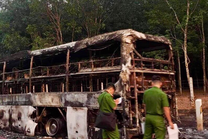 Xe kh&aacute;ch ch&aacute;y rụi, trơ khung l&uacute;c rạng s&aacute;ng tr&ecirc;n cao tốc Phan Thiết - Dầu Gi&acirc;y- Ảnh 2.