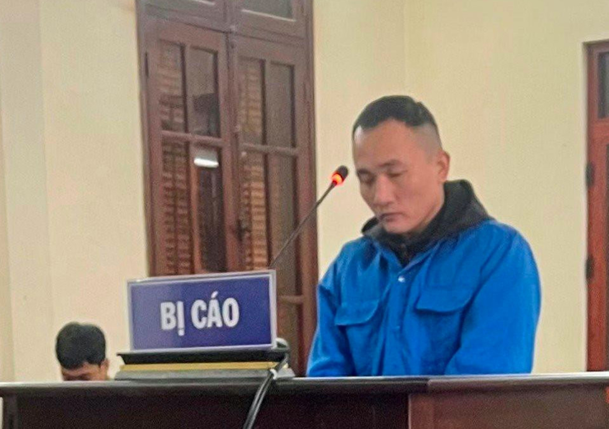 Đi t&ugrave; chỉ v&igrave; ăn cắp vặt đ&ocirc;i d&eacute;p, con g&agrave;- Ảnh 1.