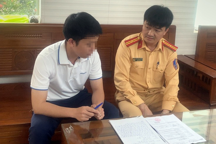 T&agrave;i xế vượt liều mạng tr&ecirc;n cao tốc Cam Lộ-La Sơn "qu&aacute; hoảng sợ phải dừng xe trấn tĩnh"- Ảnh 1.