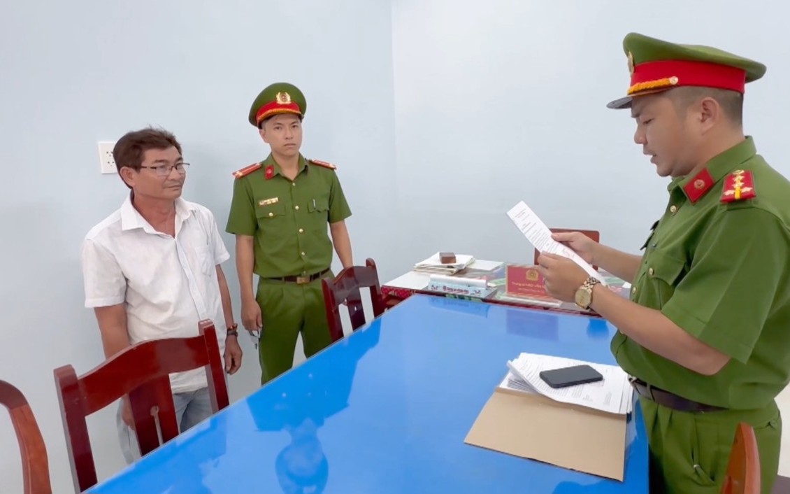 Triệt phá đường dây làm giấy tờ giả từ Campuchia về TP.HCM- Ảnh 4. Bắt 'cò đất' lên mạng mua giấy tờ giả lừa hàng chục người dân