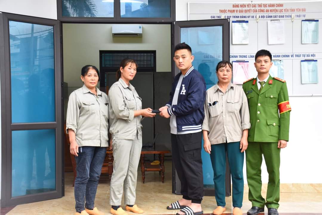 Nhặt được số tiền gấp 3 lần lương tháng, nữ lao công tìm người đánh rơi để trả- Ảnh 1. Nhặt được số tiền gấp 3 lần lương tháng, nữ lao công tìm người đánh rơi để trả- Ảnh 1.