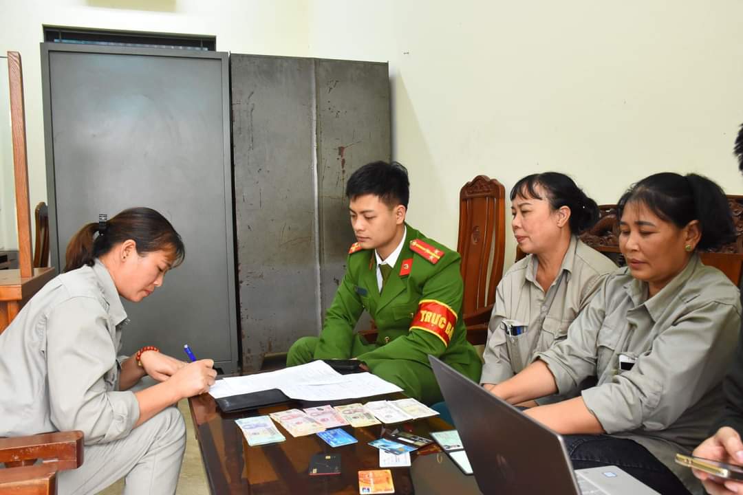 Nhặt được số tiền gấp 3 lần lương tháng, nữ lao công tìm người đánh rơi để trả- Ảnh 2. Nhặt được số tiền gấp 3 lần lương tháng, nữ lao công tìm người đánh rơi để trả- Ảnh 2.