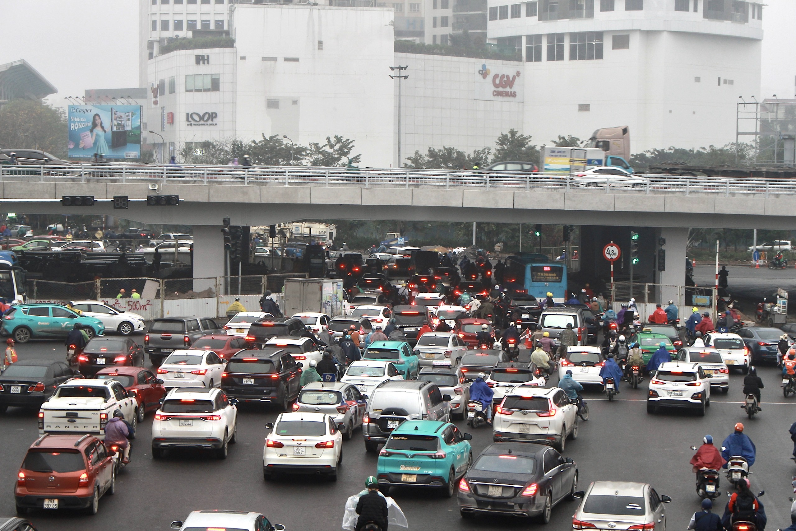 Xe m&aacute;y chạy nườm nượp tr&ecirc;n cầu vượt Mai Dịch bất chấp lệnh cấm- Ảnh 1.