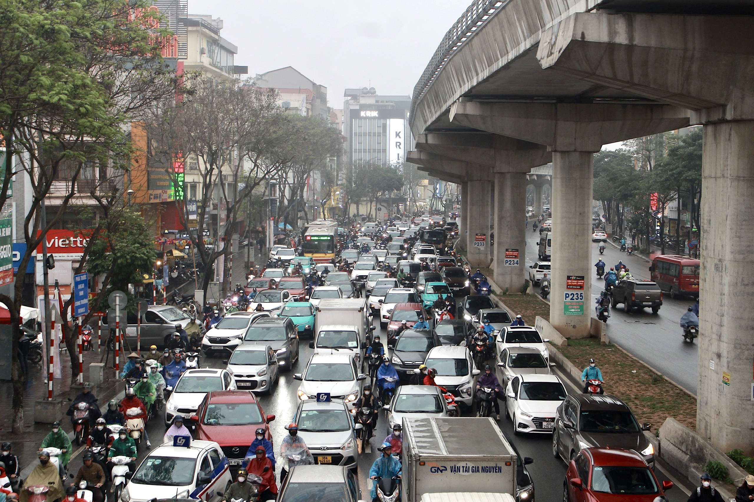 Xe m&aacute;y chạy nườm nượp tr&ecirc;n cầu vượt Mai Dịch bất chấp lệnh cấm- Ảnh 3.