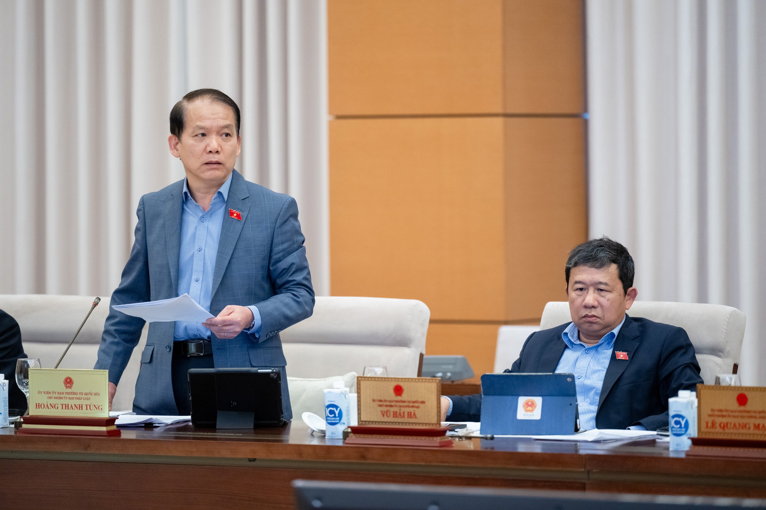 Ủy ban Thường vụ Quốc hội cho &yacute; kiến ho&agrave;n thiện dự thảo Luật Đường bộ- Ảnh 1.