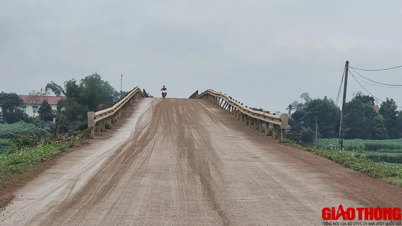 Ph&uacute; Thọ: D&acirc;n bức x&uacute;c v&igrave; xe chở đất g&acirc;y bụi bẩn, mất ATGT- Ảnh 2.