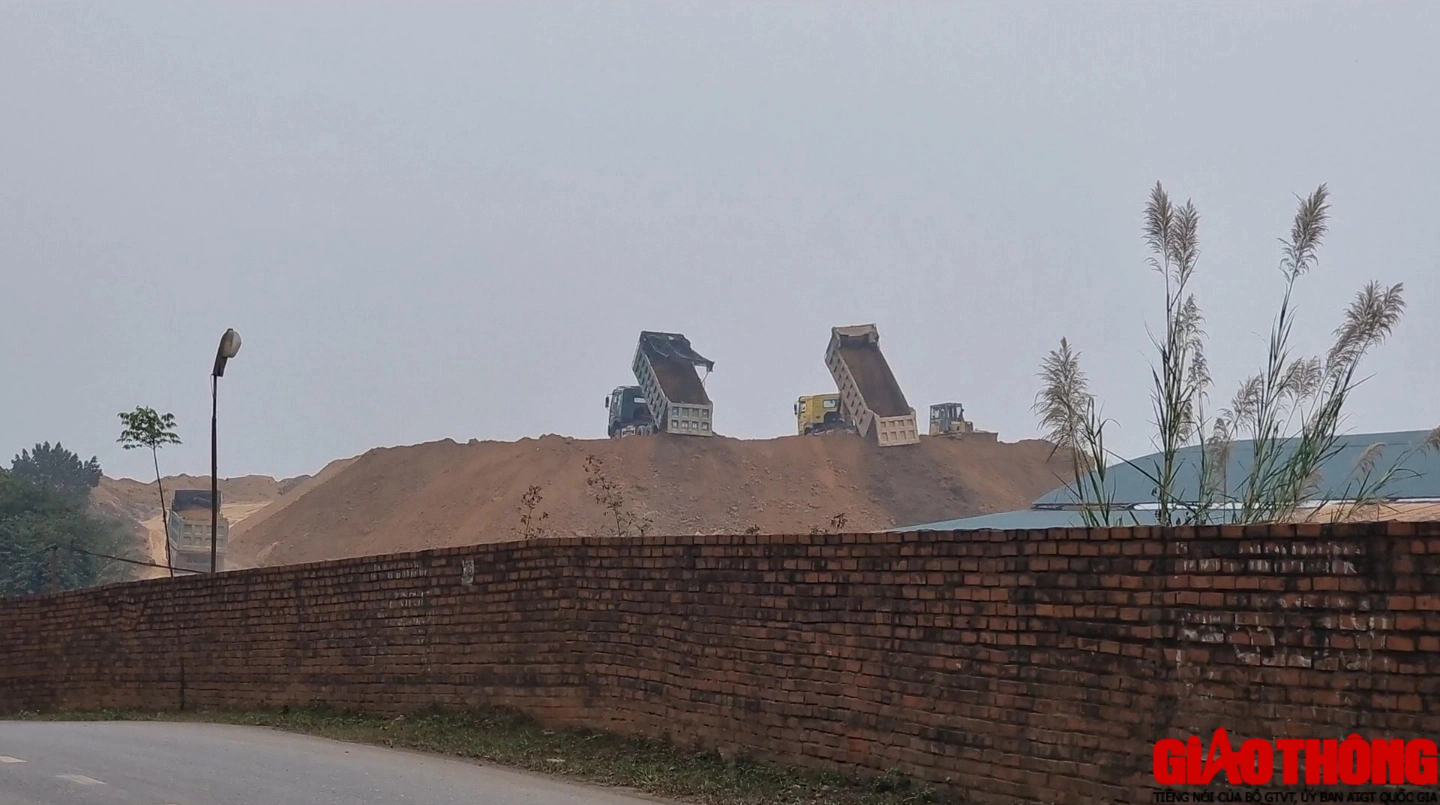 Ph&uacute; Thọ: D&acirc;n bức x&uacute;c v&igrave; xe chở đất g&acirc;y bụi bẩn, mất ATGT- Ảnh 8.