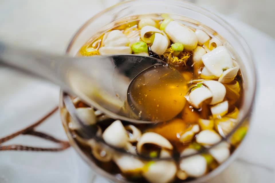 Loại hoa ng&aacute;t hương vườn qu&ecirc;, đem ng&acirc;m mật ong th&agrave;nh 