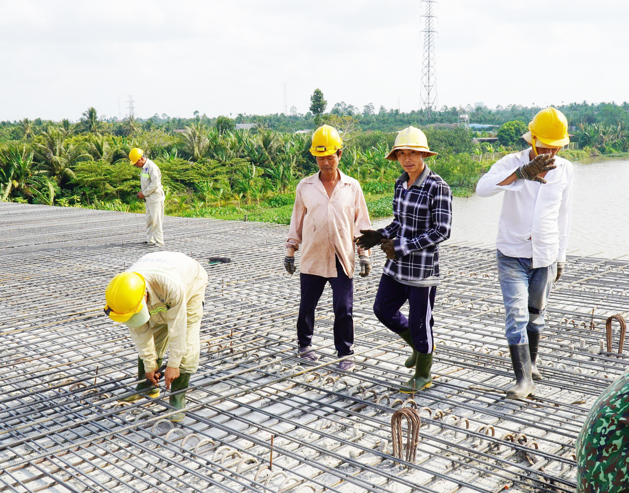 Chuẩn bị hợp long cầu vượt s&ocirc;ng Mỹ Tho thuộc dự &aacute;n cầu Rạch Miễu 2- Ảnh 2.