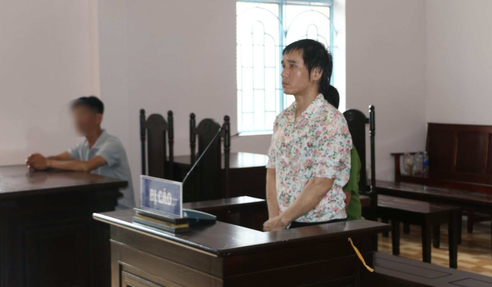 G&atilde; đ&agrave;n &ocirc;ng đ&acirc;m 3 cảnh s&aacute;t lĩnh &aacute;n 2 năm t&ugrave;- Ảnh 1.