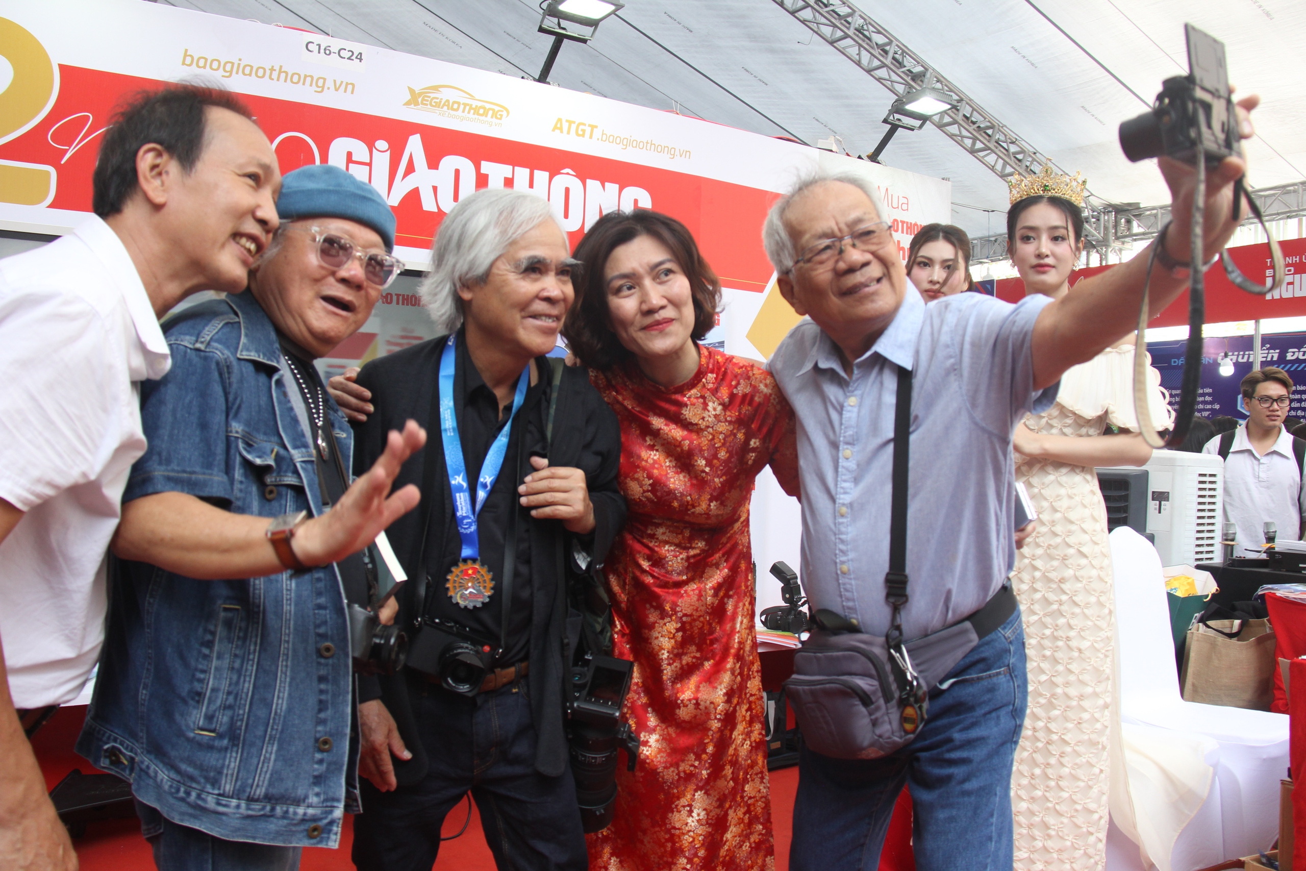 Hội Báo toàn quốc 2024 tại TP.HCM: Ngày hội của nhà báo và bạn đọc- Ảnh 8. Hội Báo toàn quốc 2024 tại TP.HCM: Ngày hội của nhà báo và bạn đọc- Ảnh 8.
