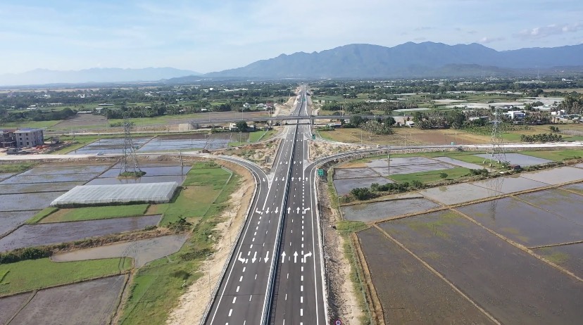 Xuyên đêm thảm những mét bê tông nhựa cuối cùng trên cao tốc Cam Lâm - Vĩnh Hảo- Ảnh 10. Xuyên đêm thảm những mét bê tông nhựa cuối cùng trên cao tốc Cam Lâm - Vĩnh Hảo- Ảnh 10.