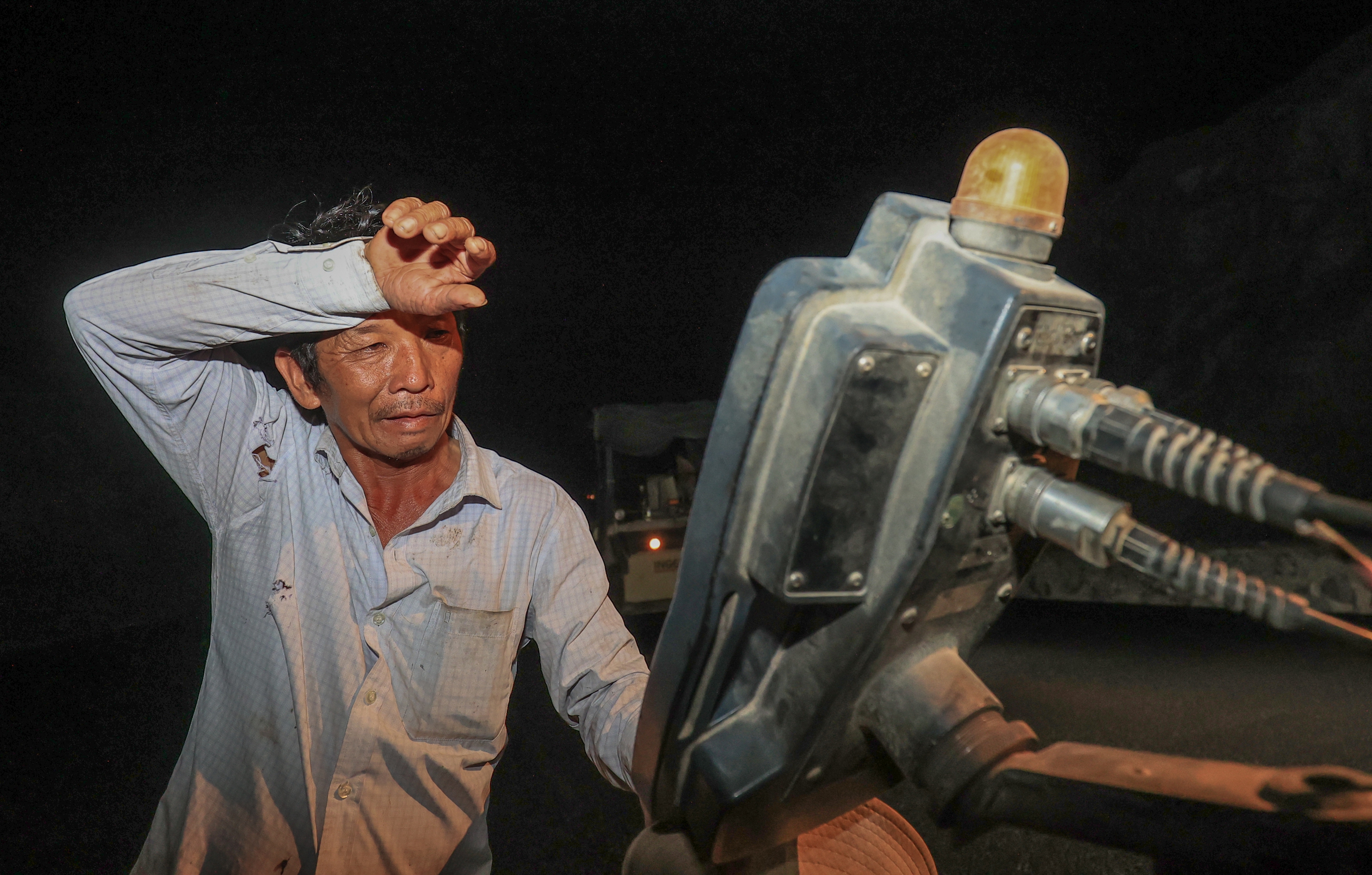 Xuyên đêm thảm những mét bê tông nhựa cuối cùng trên cao tốc Cam Lâm - Vĩnh Hảo- Ảnh 8. Xuyên đêm thảm những mét bê tông nhựa cuối cùng trên cao tốc Cam Lâm - Vĩnh Hảo- Ảnh 8.