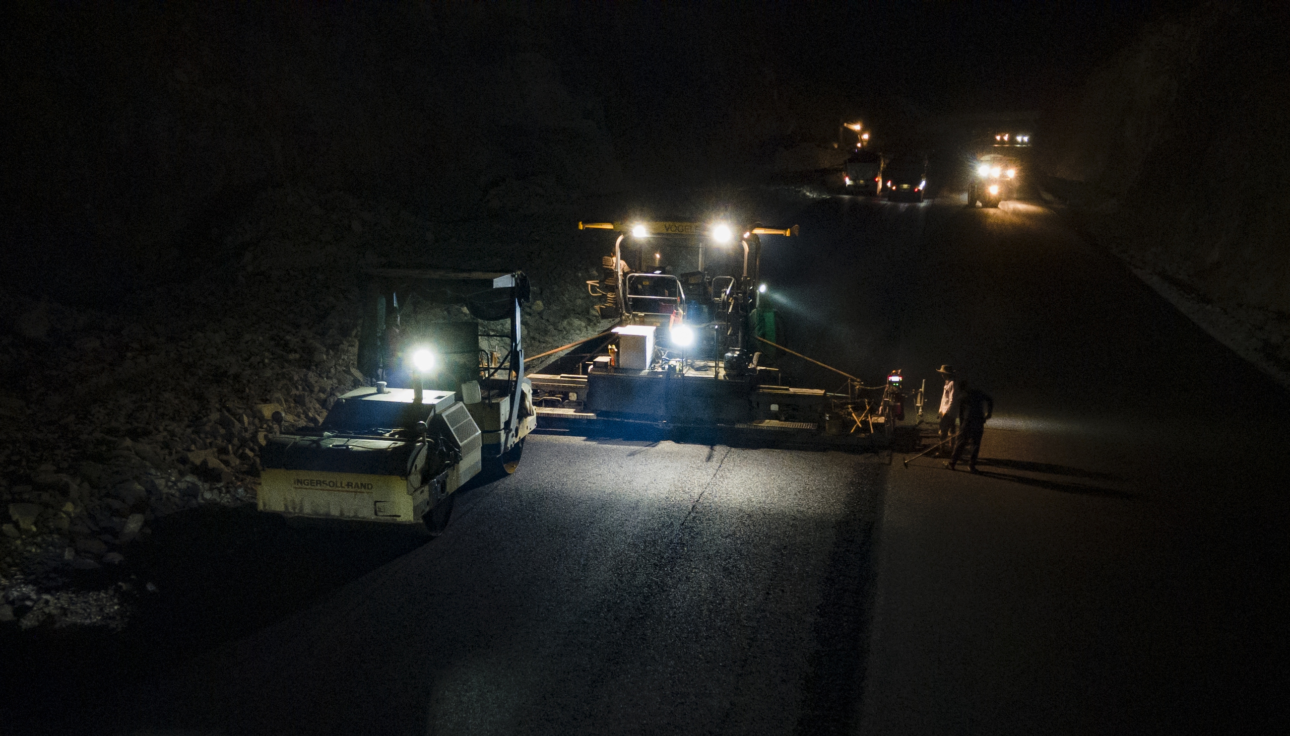 Xuyên đêm thảm những mét bê tông nhựa cuối cùng trên cao tốc Cam Lâm - Vĩnh Hảo- Ảnh 1. Xuyên đêm thảm những mét bê tông nhựa cuối cùng trên cao tốc Cam Lâm - Vĩnh Hảo- Ảnh 1.