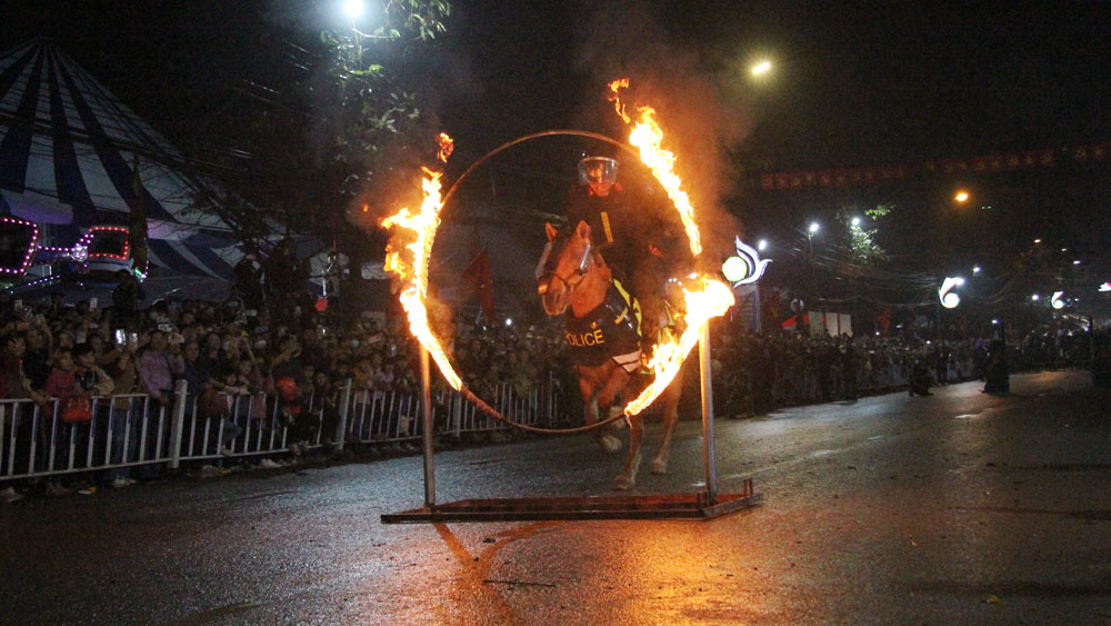 Ngh&igrave;n người đội mưa, chen ch&acirc;n xem kỵ binh biểu diễn tại lễ hội Y&ecirc;n Thế- Ảnh 1.