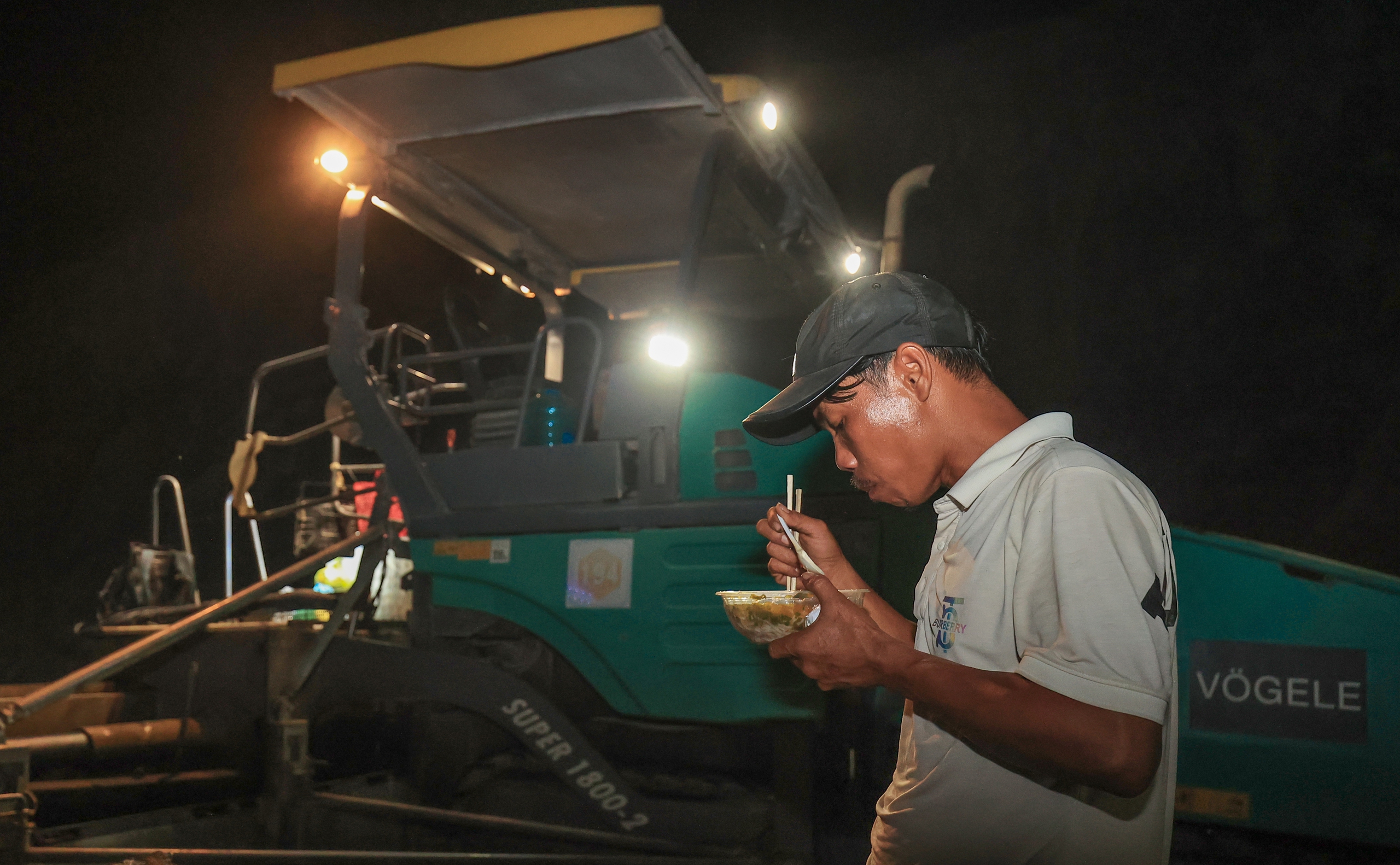 Xuy&ecirc;n đ&ecirc;m thảm những m&eacute;t b&ecirc; t&ocirc;ng nhựa cuối c&ugrave;ng tr&ecirc;n cao tốc Cam L&acirc;m - Vĩnh Hảo- Ảnh 5.