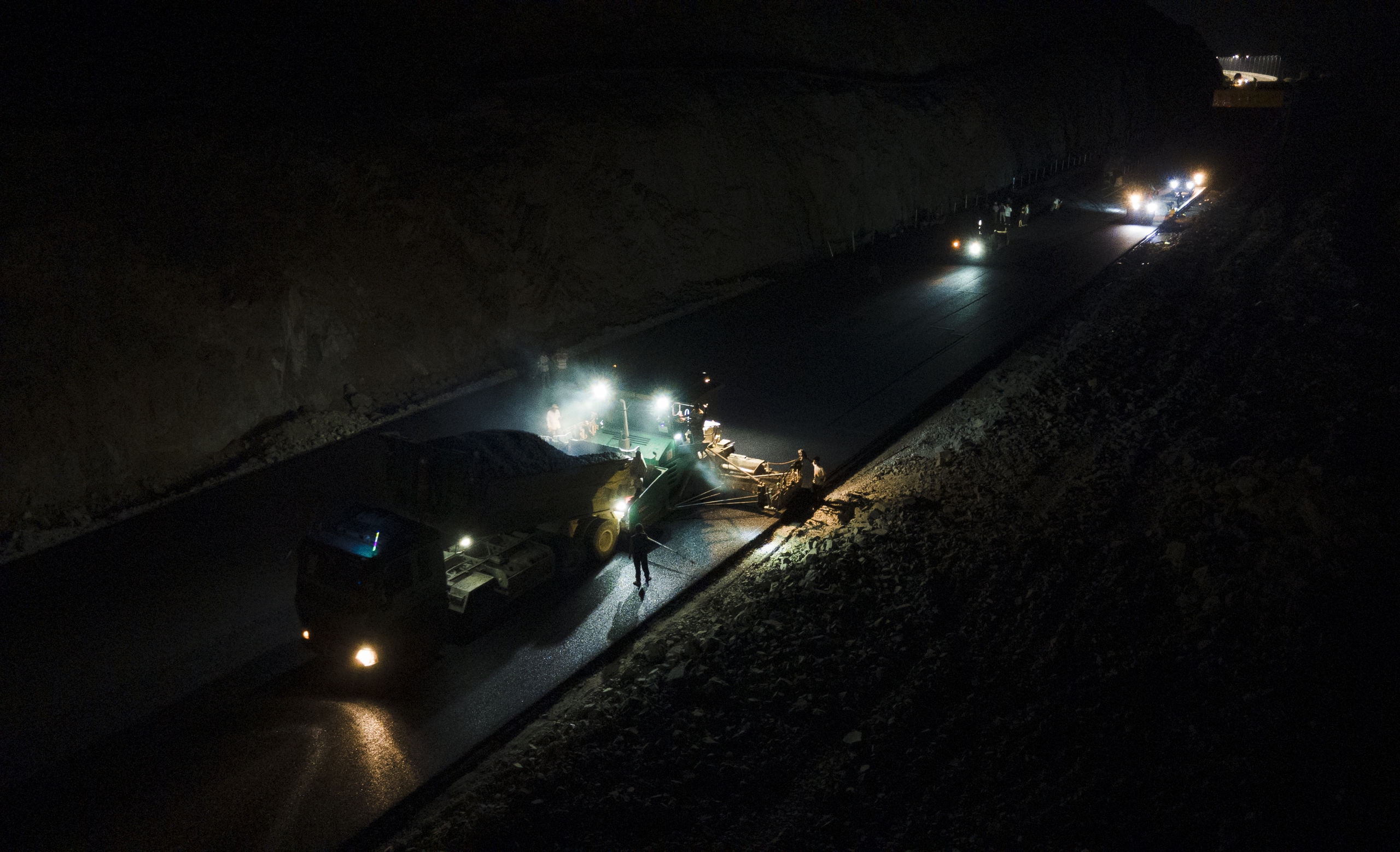 Xuyên đêm thảm những mét bê tông nhựa cuối cùng trên cao tốc Cam Lâm - Vĩnh Hảo- Ảnh 2. Xuyên đêm thảm những mét bê tông nhựa cuối cùng trên cao tốc Cam Lâm - Vĩnh Hảo- Ảnh 2.