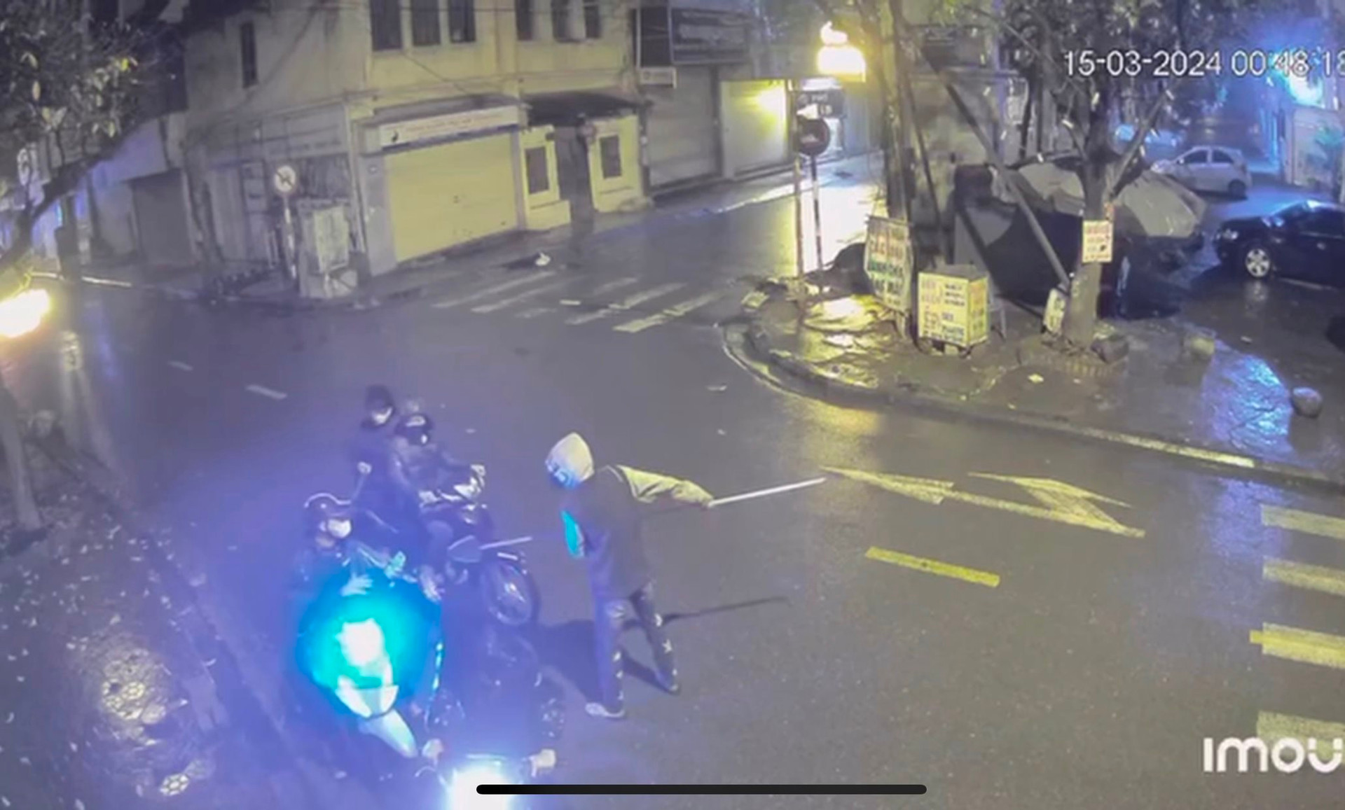 Danh t&iacute;nh nh&oacute;m đối tượng d&ugrave;ng ph&oacute;ng lợn uy hiếp, cướp t&agrave;i sản giữa đường phố Thủ đ&ocirc;- Ảnh 2.