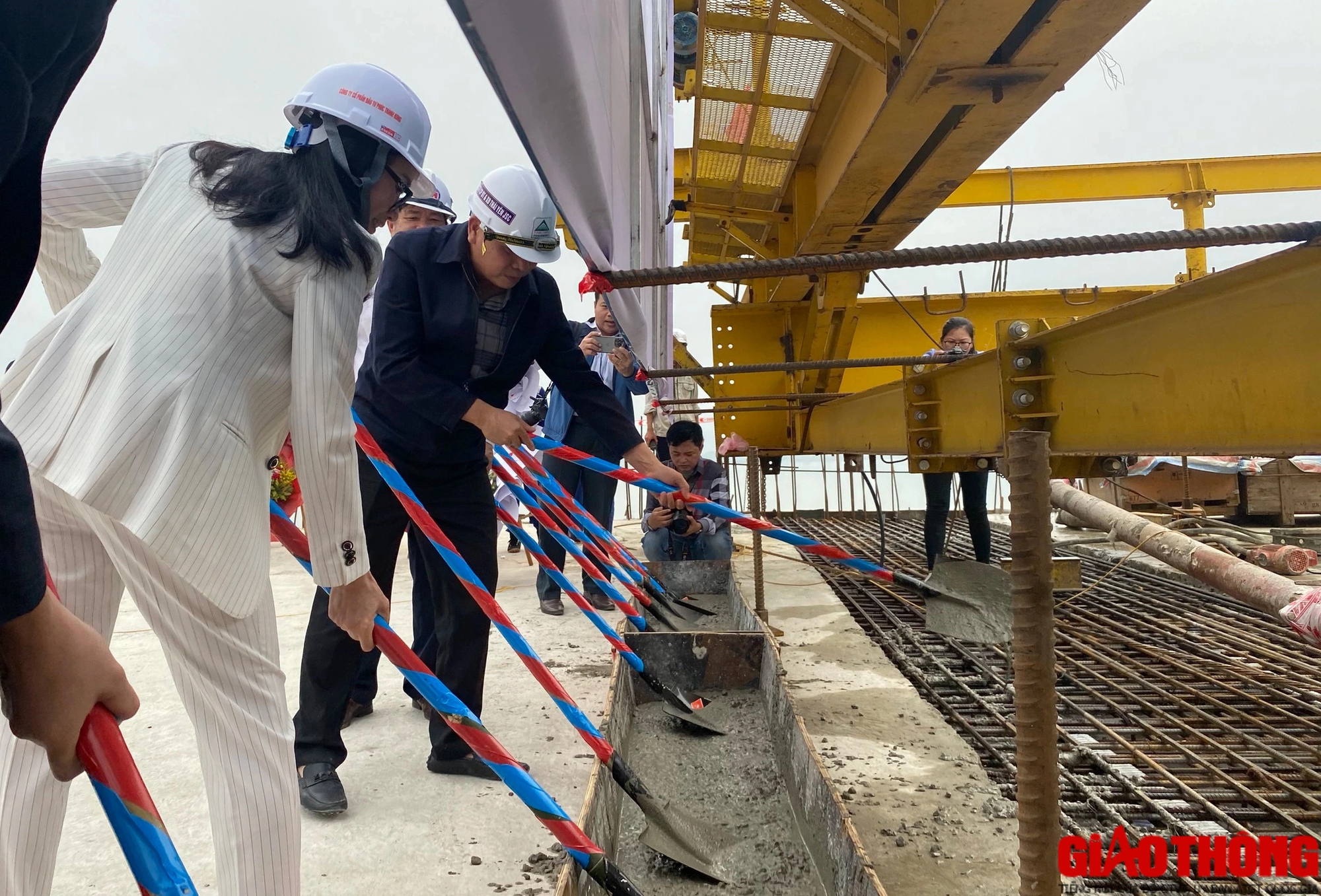 Hợp long cầu vượt s&ocirc;ng d&agrave;i nhất cao tốc Bắc - Nam- Ảnh 3.