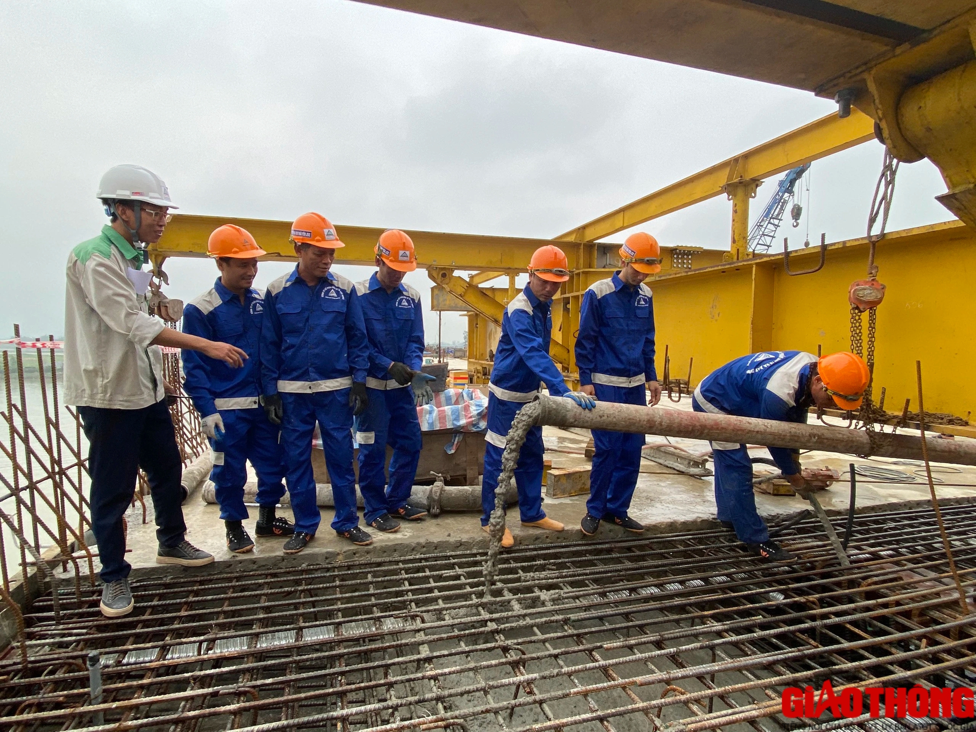 Hợp long cầu vượt s&ocirc;ng d&agrave;i nhất cao tốc Bắc - Nam- Ảnh 5.