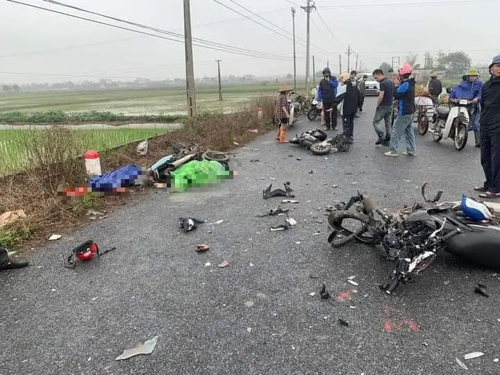 Tai nạn li&ecirc;n ho&agrave;n 2 xe m&aacute;y v&agrave; 1 xe đạp điện l&agrave;m 5 người thương vong- Ảnh 1.