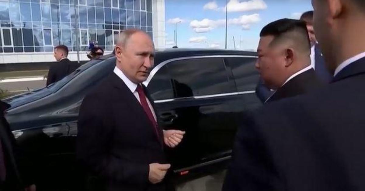 Trước đó Triều Tiên cho biết ông Kim Jong Un đã sử dụng ô tô do ông Putin dành tặng hồi tháng 2, coi đây là minh chứng rõ ràng về tình hữu nghị Triều Tiên - Nga đang phát triển toàn diện trên tầm cao mới. (Ảnh: CBS News) Trước đó Triều Tiên cho biết ông Kim Jong Un đã sử dụng ô tô do ông Putin dành tặng hồi tháng 2, coi đây là minh chứng rõ ràng về tình hữu nghị Triều Tiên - Nga đang phát triển toàn diện trên tầm cao mới. (Ảnh: CBS News)