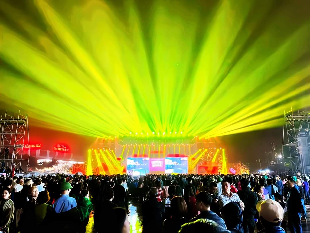 Ngh&igrave;n người đội mưa, chen ch&acirc;n xem kỵ binh biểu diễn tại lễ hội Y&ecirc;n Thế- Ảnh 7.