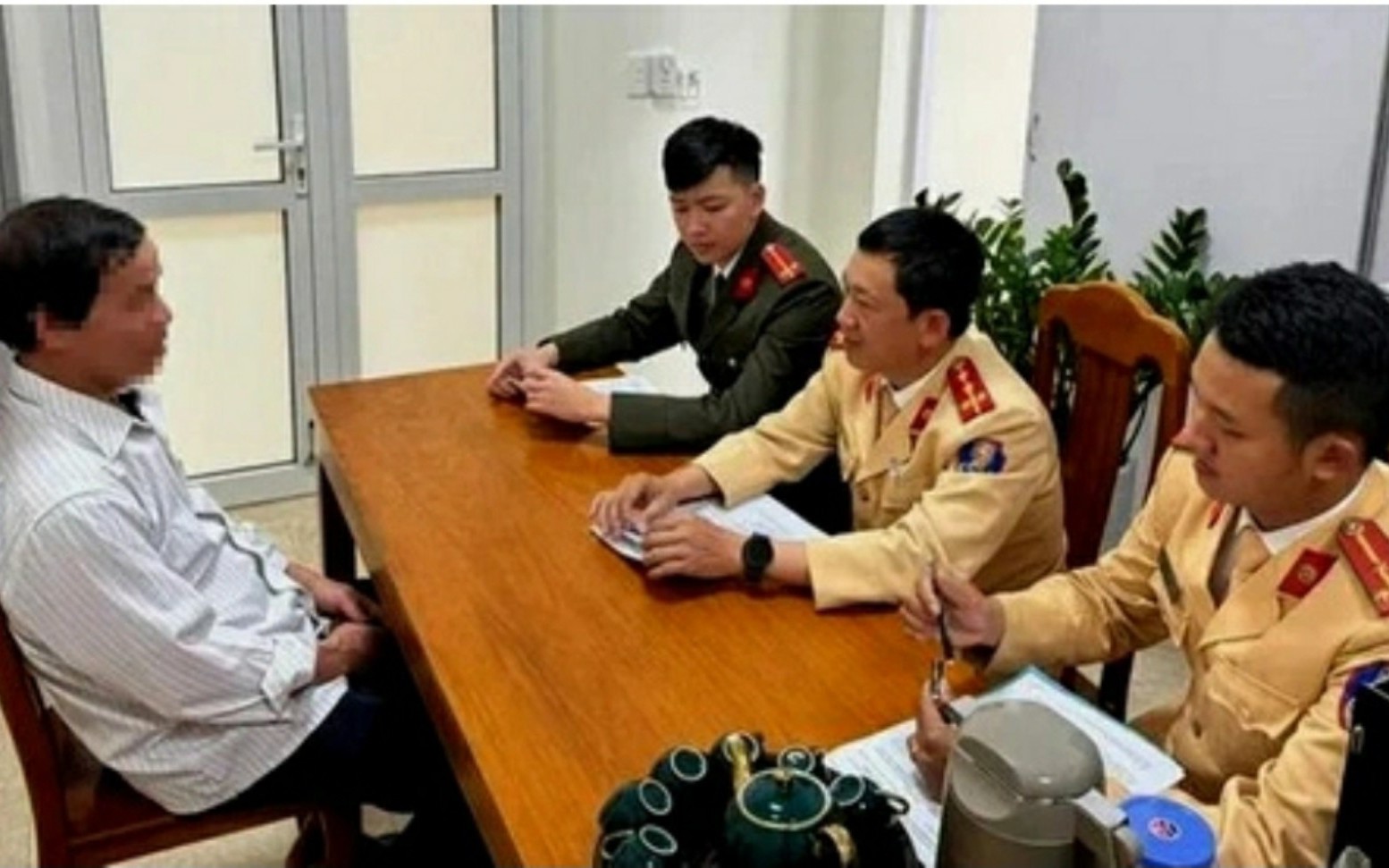 Tham gia nh&oacute;m 'b&aacute;o chốt CSGT' tr&ecirc;n mạng x&atilde; hội, t&agrave;i xế 58 tuổi bị xử phạt