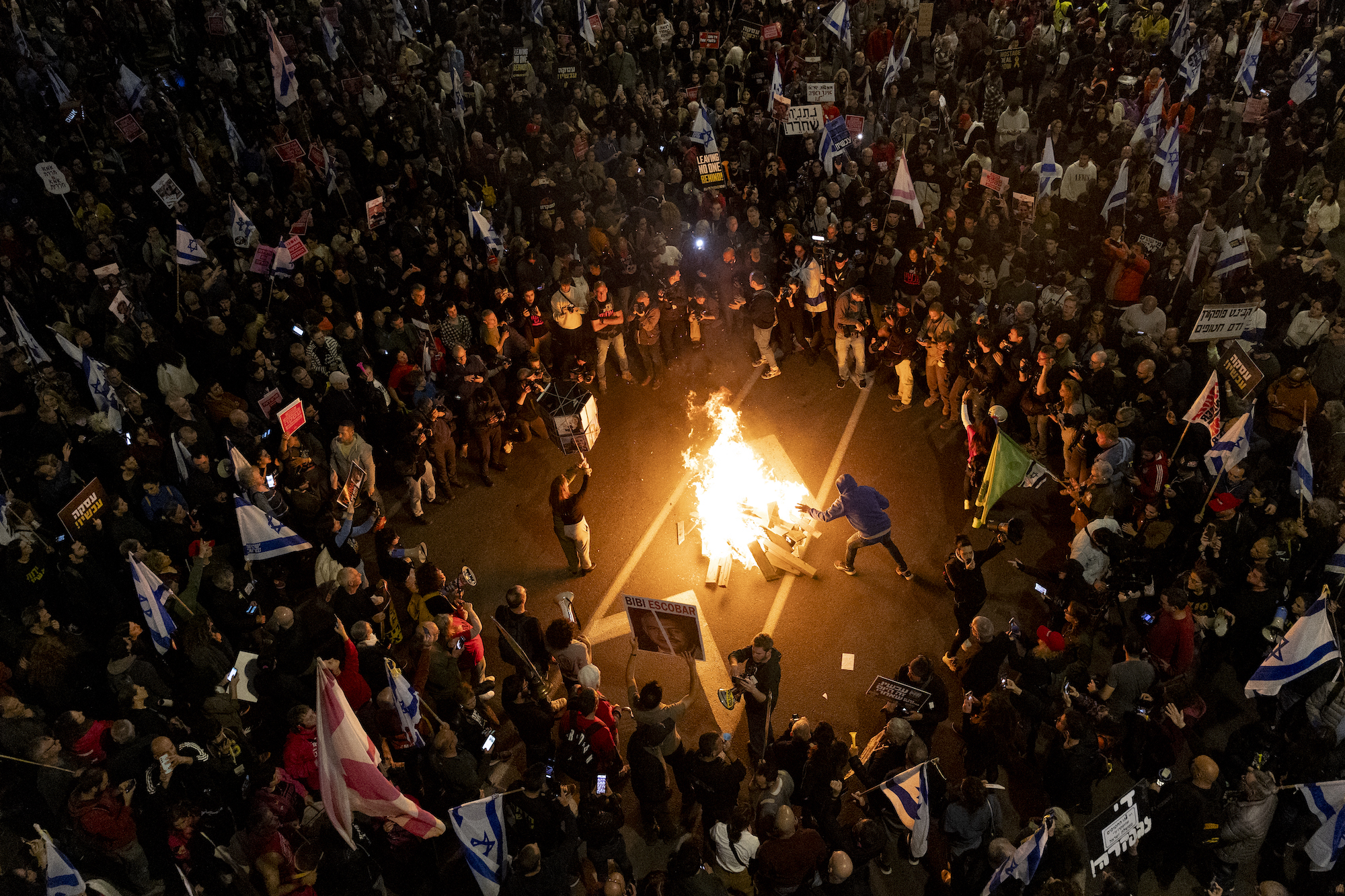 Người biểu t&igrave;nh đốt lửa tr&ecirc;n đường phố ở Israel. (Ảnh: CNN)