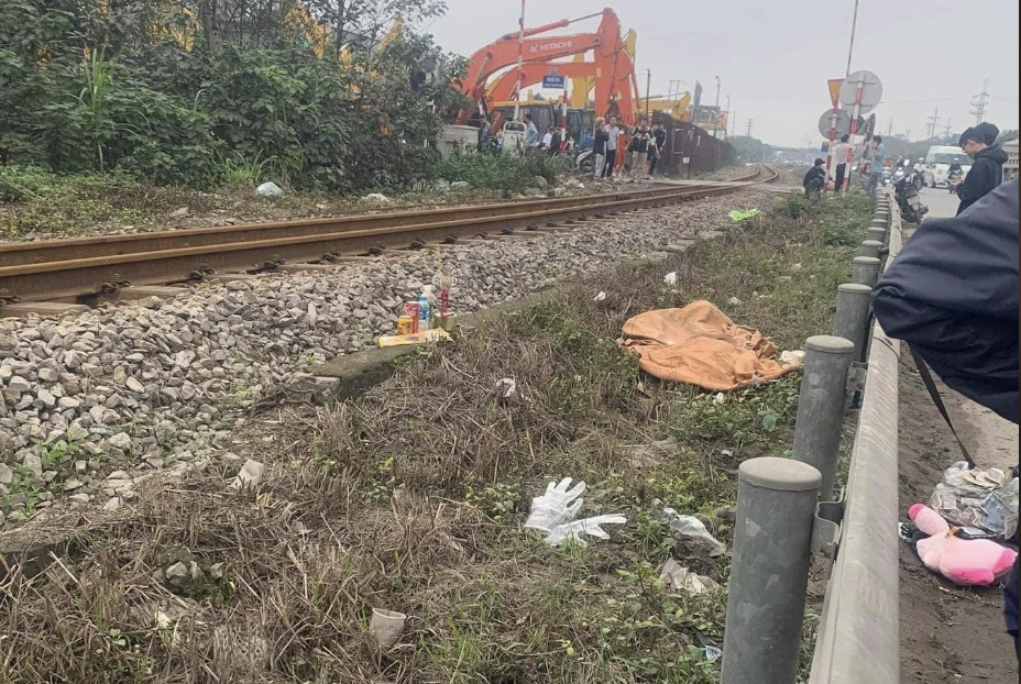 Băng qua đường t&agrave;u c&oacute; r&agrave;o chắn, nữ sinh bị đ&acirc;m tử vong ở Hưng Y&ecirc;n- Ảnh 1.