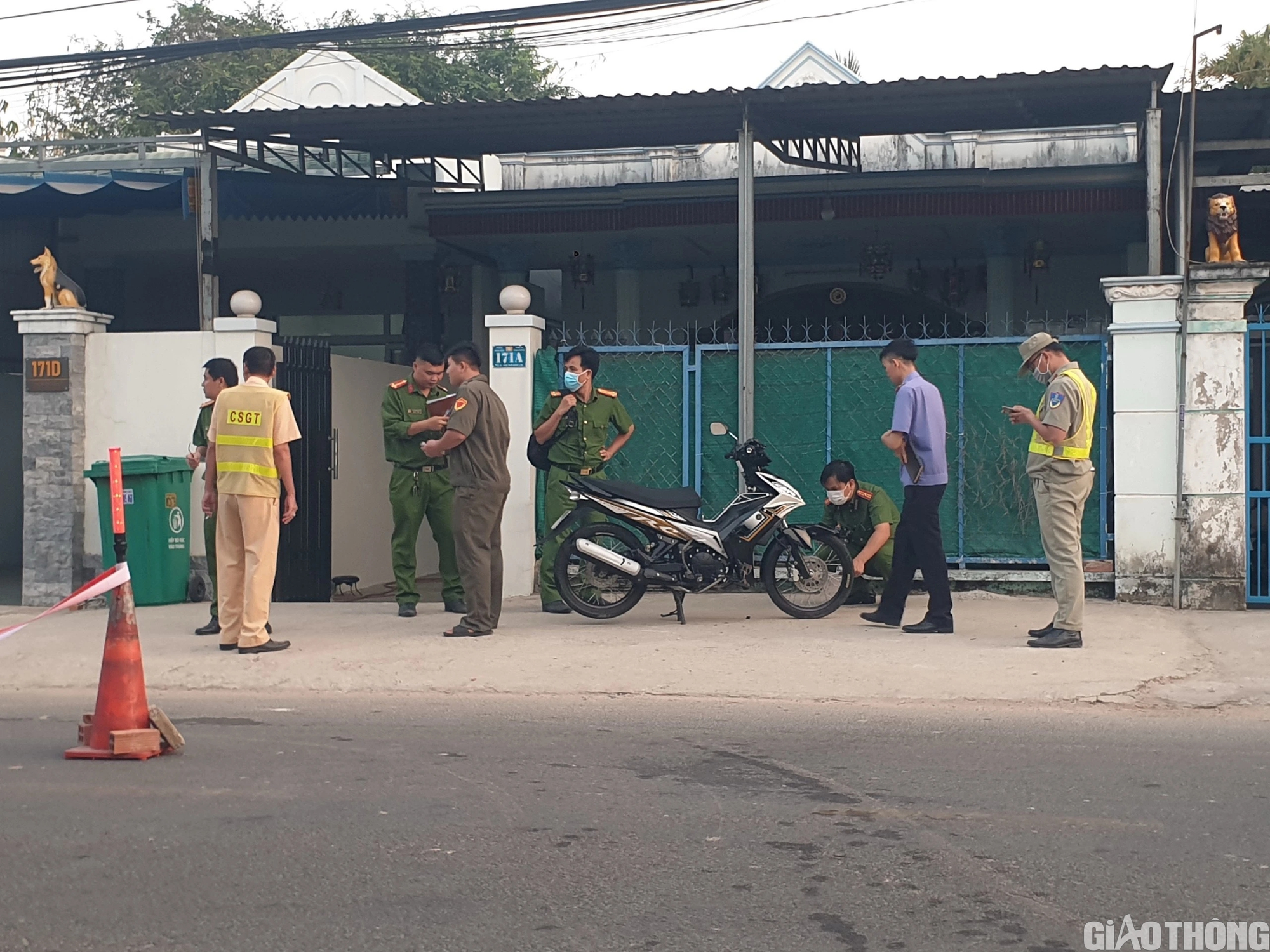 Nam thanh ni&ecirc;n tử vong sau va chạm với xe kh&aacute;ch ở B&igrave;nh Dương- Ảnh 3.