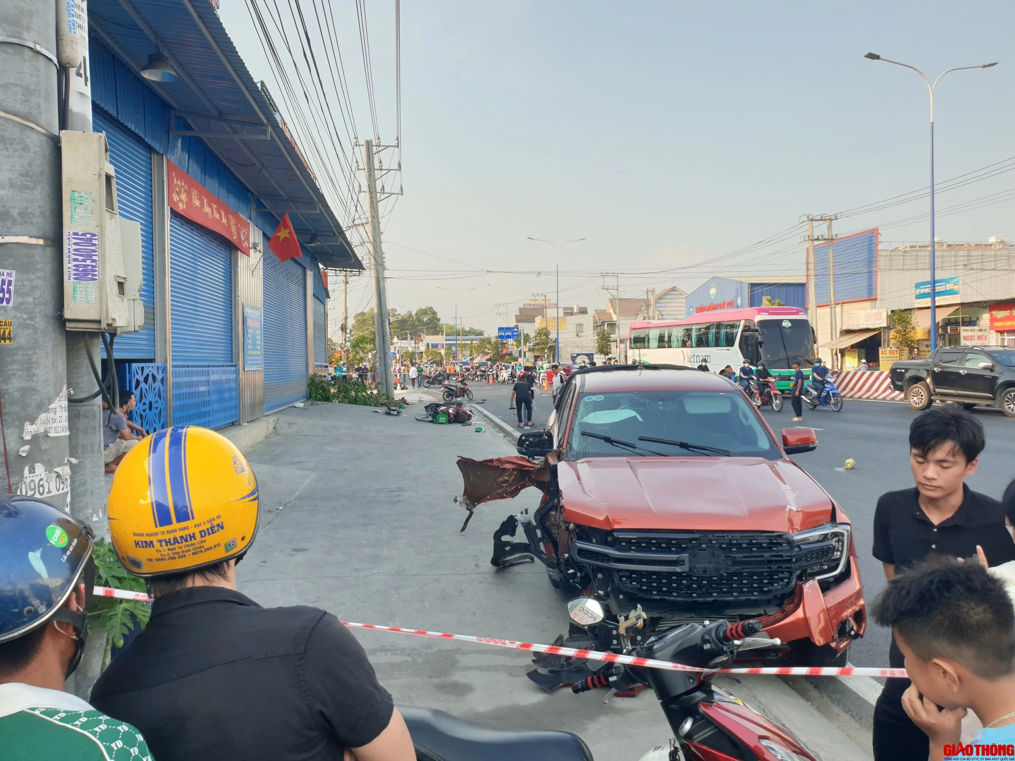 B&igrave;nh Dương: Xe b&aacute;n tải t&ocirc;ng nhiều xe m&aacute;y, 1 người tử vong, 2 người bị thương- Ảnh 1.