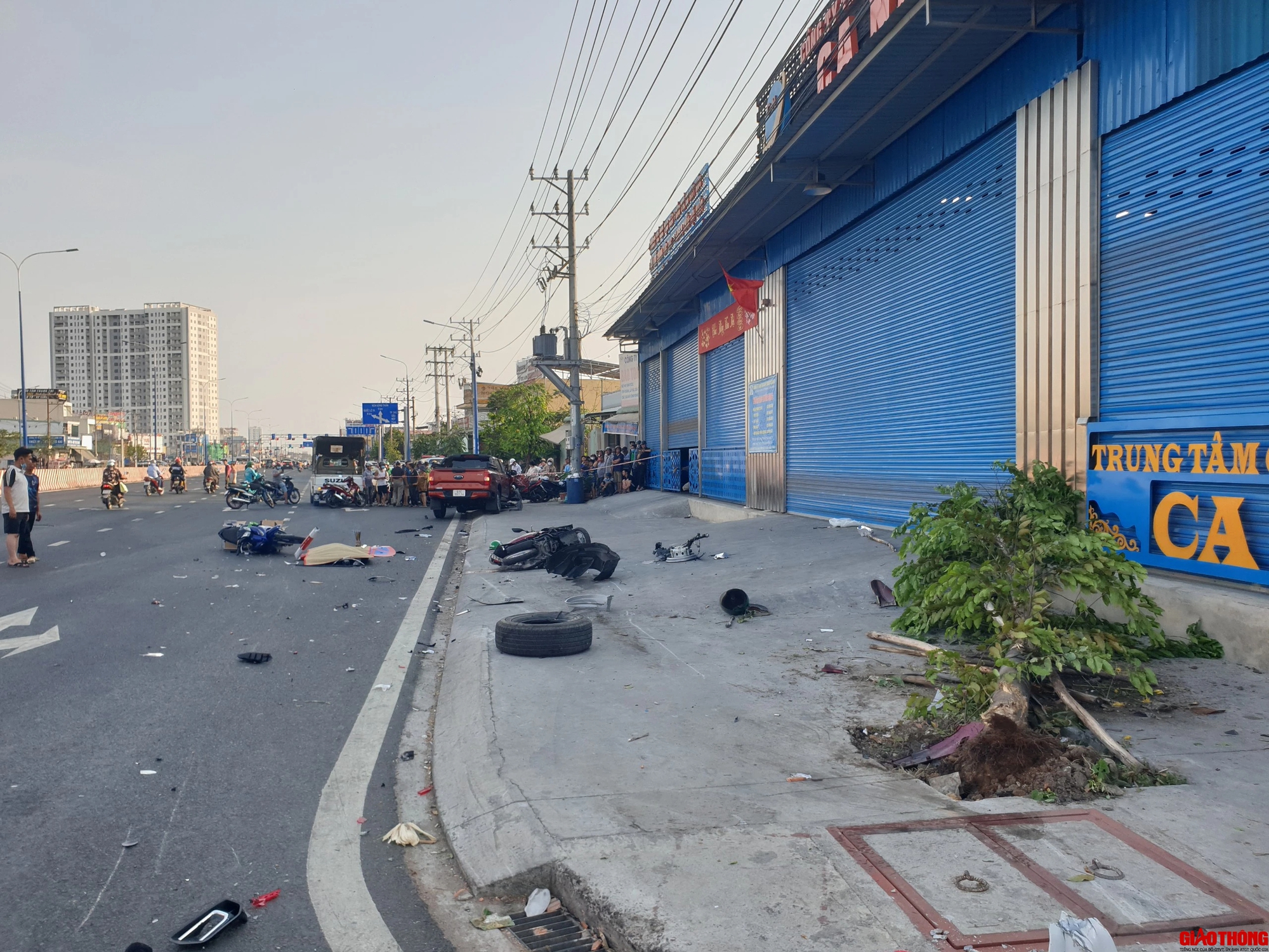 B&igrave;nh Dương: Xe b&aacute;n tải t&ocirc;ng nhiều xe m&aacute;y, 1 người tử vong, 2 người bị thương- Ảnh 2.