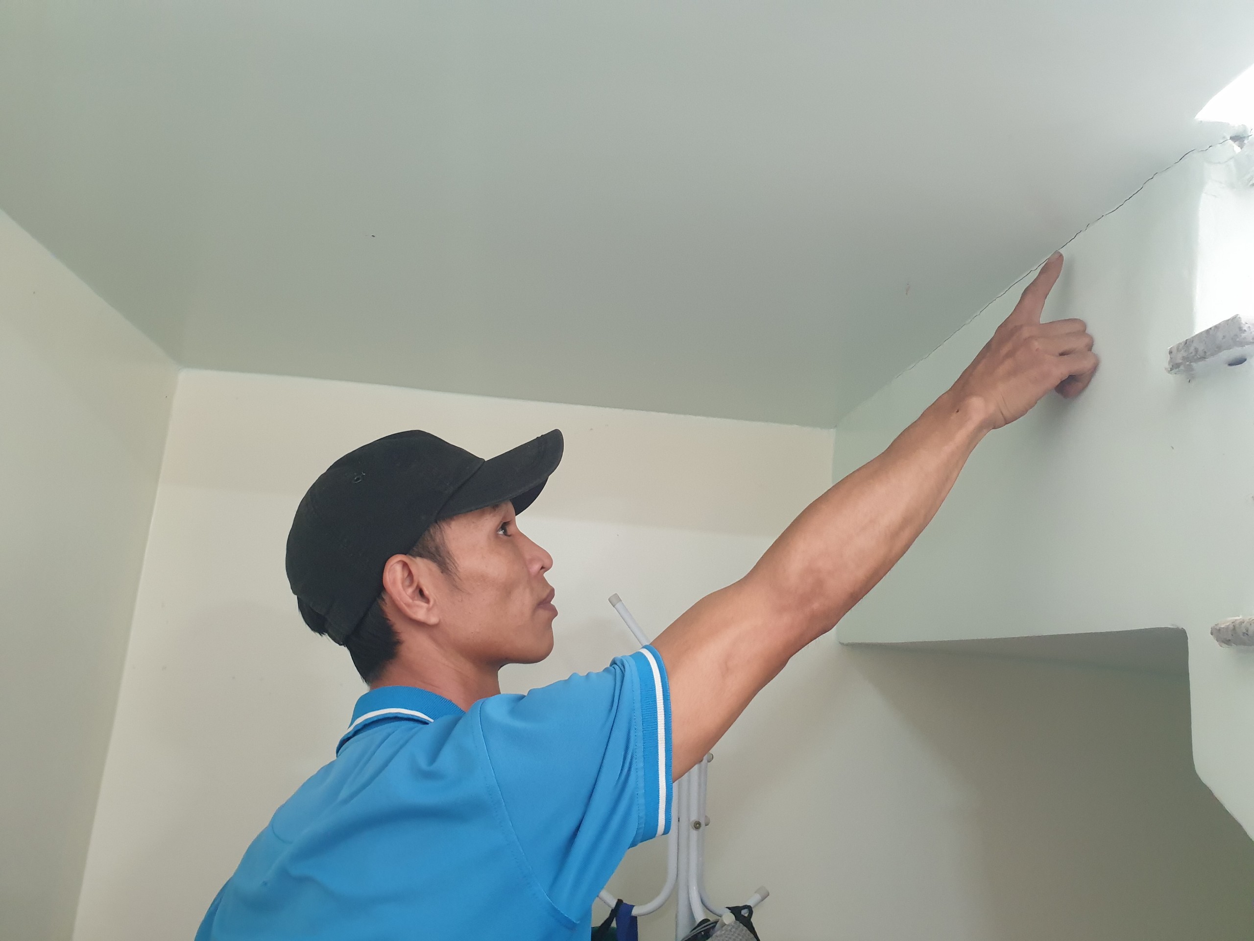 Thi c&ocirc;ng đường l&agrave;m nứt nh&agrave; d&acirc;n, Sở GTVT tỉnh Quảng B&igrave;nh chỉ đạo khắc phục- Ảnh 1.