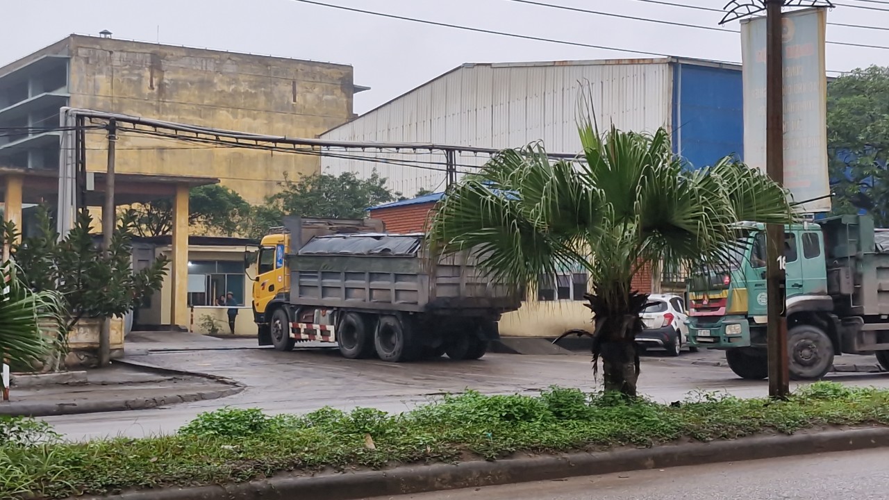 Th&aacute;i Nguy&ecirc;n: Bến thủy tiếp tay vi phạm, xe qu&aacute; tải tung chi&ecirc;u 