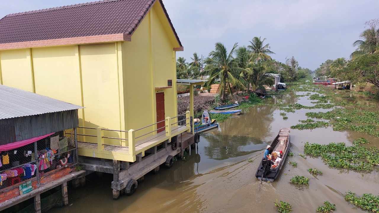 H&agrave;ng chục hộ d&acirc;n v&ocirc; tư x&acirc;y nh&agrave;, chuồng b&ograve; lấn l&ograve;ng k&ecirc;nh ở S&oacute;c Trăng- Ảnh 1.