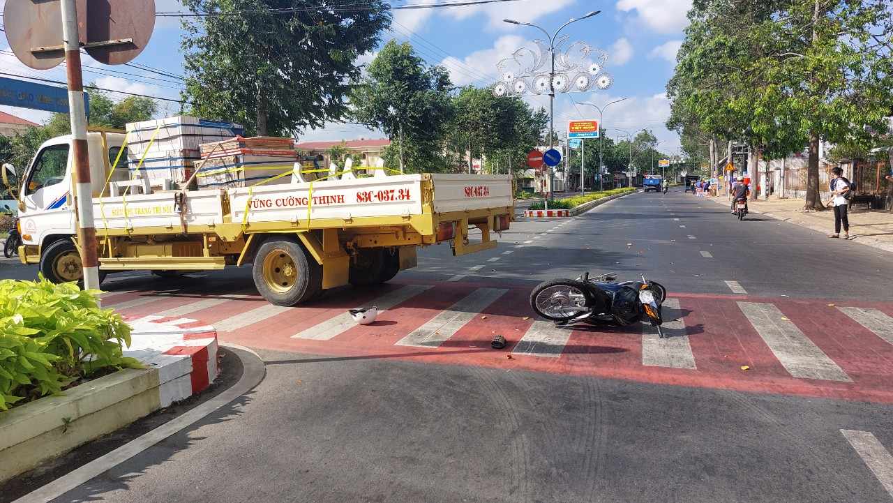Đi tốc độ nhanh, nam sinh t&ocirc;ng tr&uacute;ng &ocirc; t&ocirc; đang sang đường- Ảnh 2.