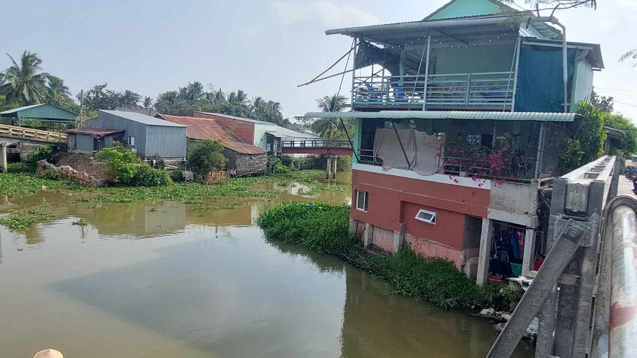 H&agrave;ng chục hộ d&acirc;n v&ocirc; tư x&acirc;y nh&agrave;, chuồng b&ograve; lấn l&ograve;ng k&ecirc;nh ở S&oacute;c Trăng- Ảnh 6.