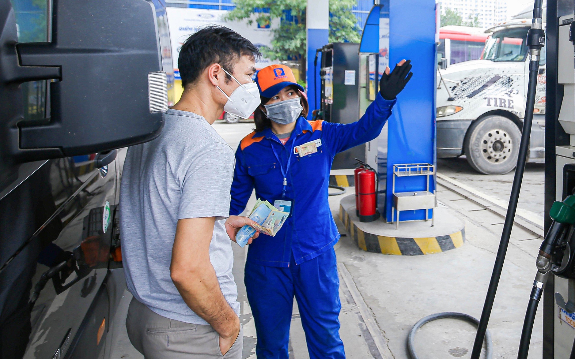 Cửa h&agrave;ng xăng lo r&uacute;t giấy ph&eacute;p v&igrave; chậm xuất h&oacute;a đơn điện tử