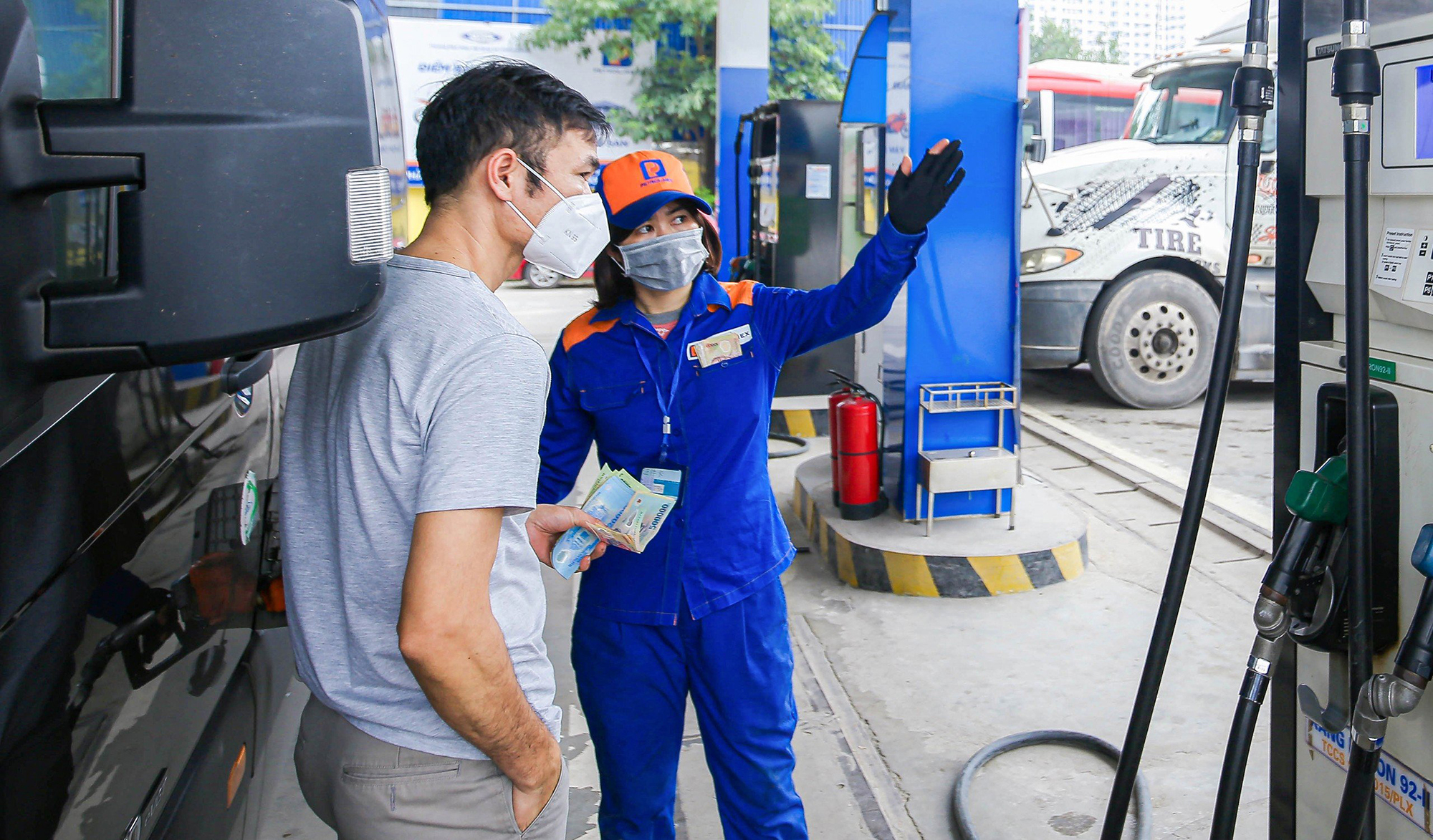 Cửa h&agrave;ng xăng lo r&uacute;t giấy ph&eacute;p v&igrave; chậm xuất h&oacute;a đơn điện tử- Ảnh 1.